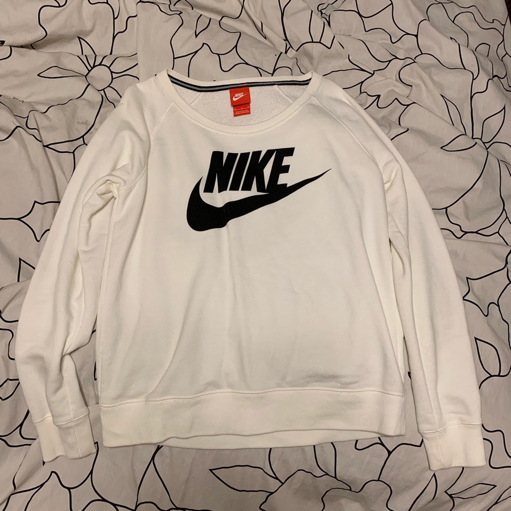 Women’s Medium White Nike Crew Neck Pullover